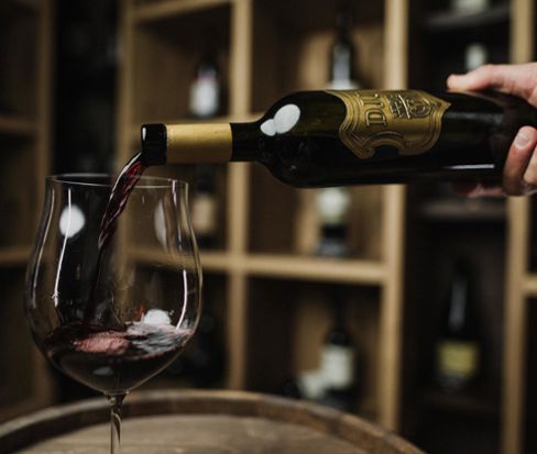 Der Wein wird serviert - Genuss Hotel Südtirol