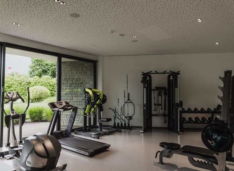 Fitnessraum mit Blick auf den Garten