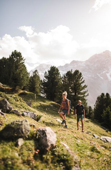 Coppia di escursionisti su un prato di montagna in Alto Adige