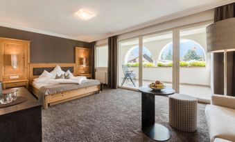 Komfortzimmer mit Doppelbett und Balkon
