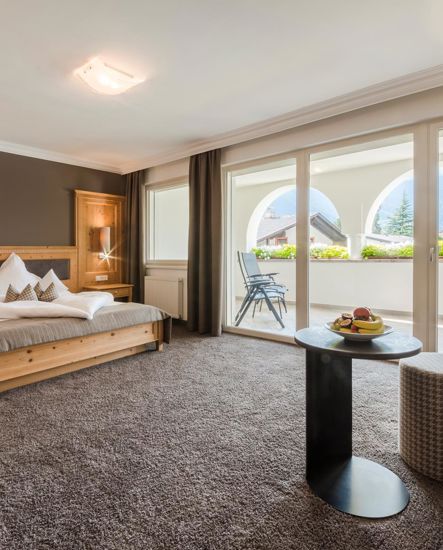 Komfortzimmer mit Doppelbett und Balkon