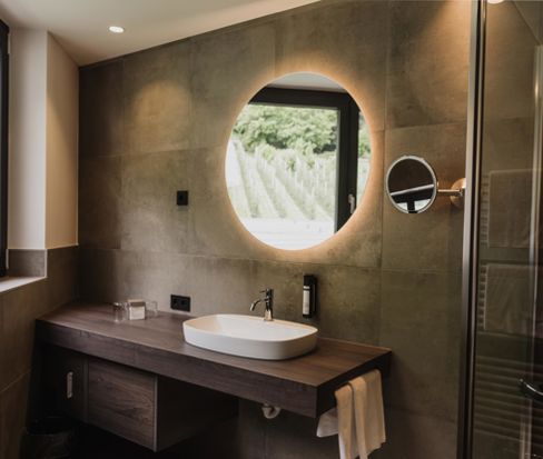 Badezimmer mit Tageslicht, Dusche und Waschbecken - Peter Mitterhofer Suite