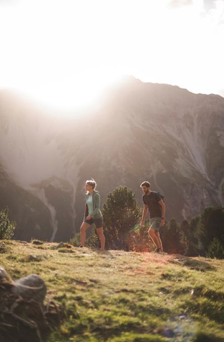 Escursionisti in controluce sulle montagne vicino a Merano