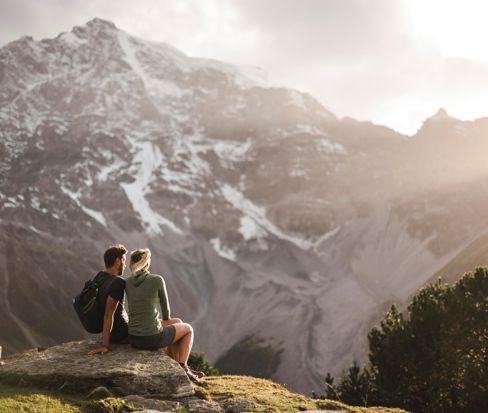 Coppia di escursionisti in pausa con vista sulle montagne