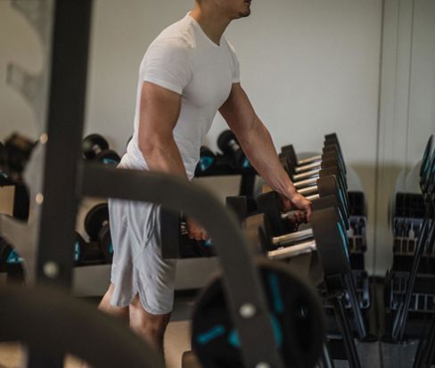 Un uomo si allena in palestra