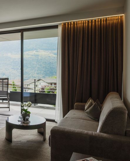 Suite mit Sofa und Panoramafenster