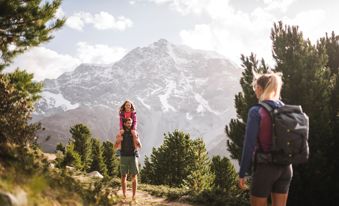 Famiglia in escursione con vista sulle montagne innevate