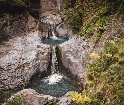Cascata in una gola rocciosa in Alto Adige