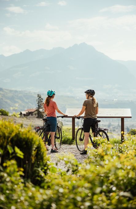 Due cicliste con e-bike in un punto panoramico