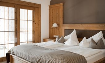 Schlafzimmer mit Doppelbett - Gartensuite Panorama
