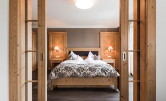 Bedroom with double bed - Anderlahn Suite