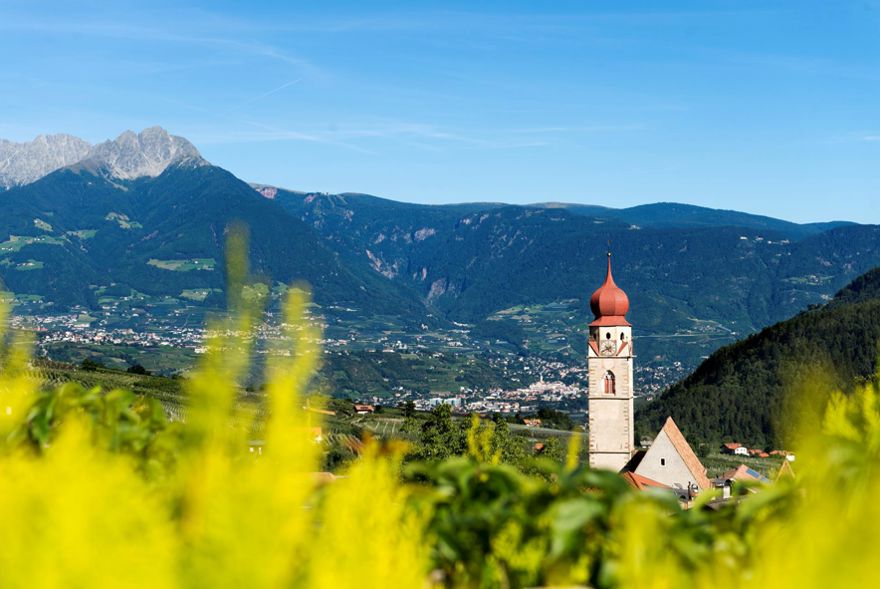 panorama-ansicht-auf-partschins-dorf-kirche-pfarrkirche-tourismusverein-partschins-www-partschins-com-helmuth-rier-1