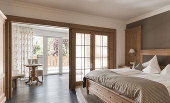 Double bed with balcony access