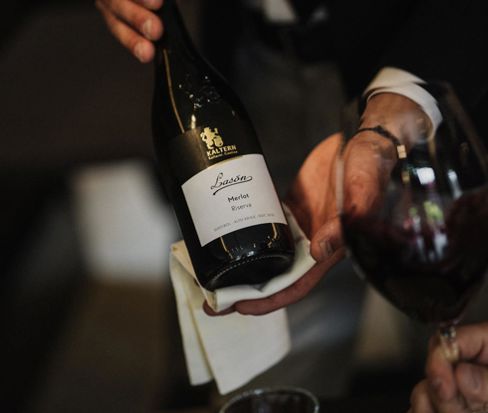 Cameriere presenta la bottiglia di vino - Hotel gourmet Alto Adige