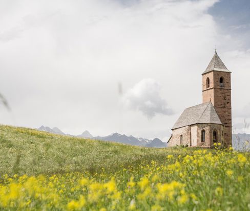 Chiesetta su un prato fiorito in Alto Adige