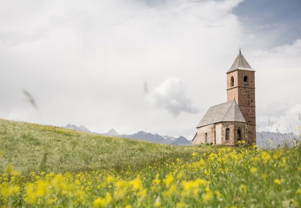 Chiesetta su un prato fiorito in Alto Adige