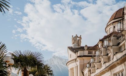 Edificio storico con palme a Merano