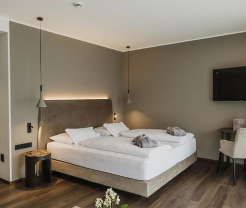 Die neue Komfort Garden Suite mit Doppelbett und Fernseher