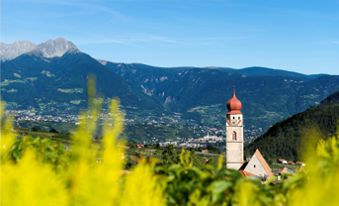 panorama-ansicht-auf-partschins-dorf-kirche-pfarrkirche-tourismusverein-partschins-www-partschins-com-helmuth-rier-1