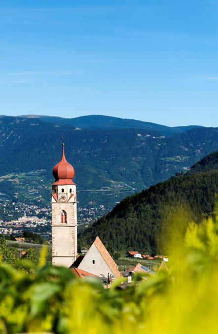 panorama-ansicht-auf-partschins-dorf-kirche-pfarrkirche-tourismusverein-partschins-www-partschins-com-helmuth-rier-1