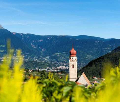 panorama-ansicht-auf-partschins-dorf-kirche-pfarrkirche-tourismusverein-partschins-www-partschins-com-helmuth-rier-1